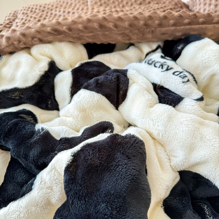 91家纺网 家纺一手货源 找家纺 宜梦家居 2025新款獭兔绒三层夹棉加厚豆豆棉被子被芯 奶牛