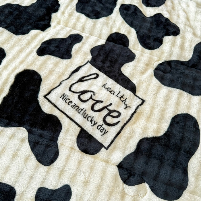 91家纺网 家纺一手货源 找家纺 宜梦家居 2025新款獭兔绒三层夹棉加厚豆豆棉被子被芯 奶牛