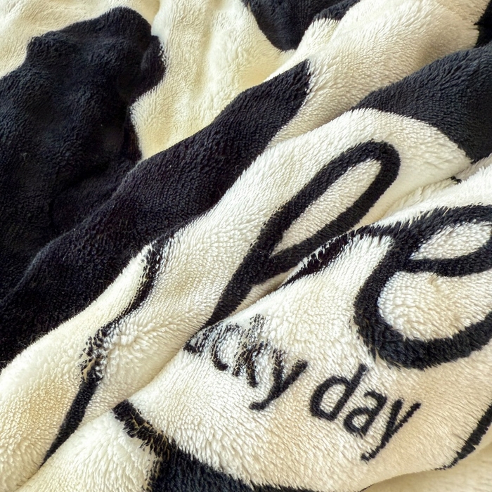 91家纺网 家纺一手货源 找家纺 宜梦家居 2025新款獭兔绒三层夹棉加厚豆豆棉被子被芯 奶牛