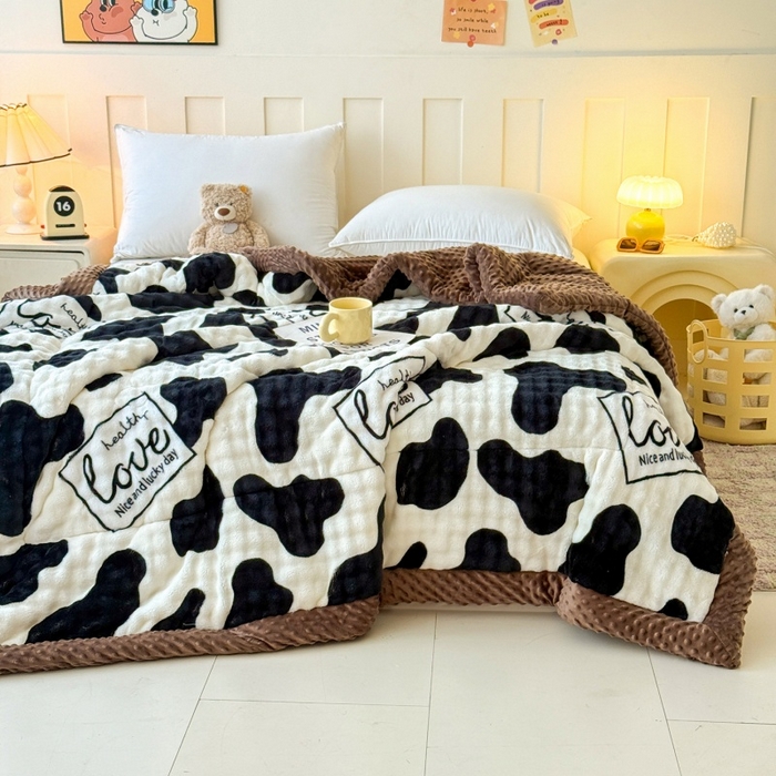 91家纺网 家纺一手货源 找家纺 宜梦家居 2025新款獭兔绒三层夹棉加厚豆豆棉被子被芯 奶牛