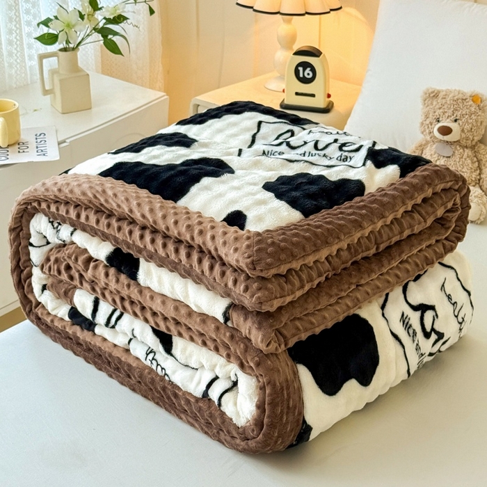 91家纺网 家纺一手货源 找家纺 宜梦家居 2025新款獭兔绒三层夹棉加厚豆豆棉被子被芯 奶牛