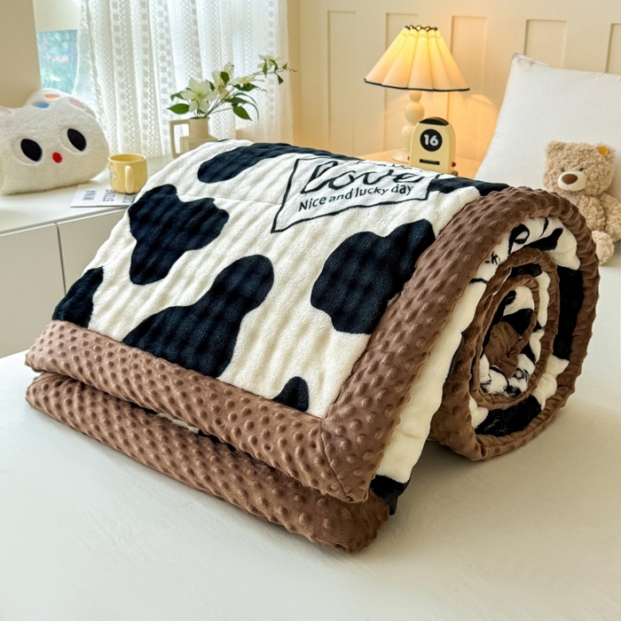 91家纺网 家纺一手货源 找家纺 宜梦家居 2025新款獭兔绒三层夹棉加厚豆豆棉被子被芯 奶牛