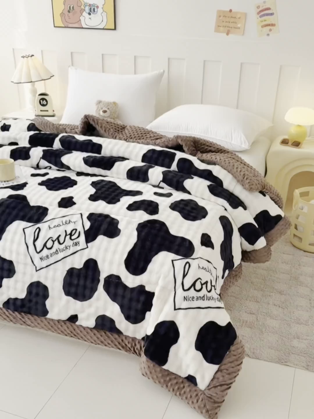 91家纺网 家纺一手货源 找家纺 宜梦家居 2025新款獭兔绒三层夹棉加厚豆豆棉被子被芯 奶牛