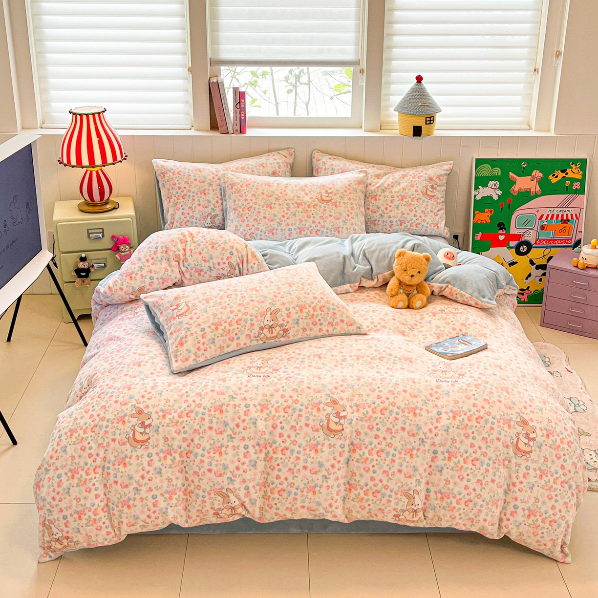 佳汐蓝家纺 2025新款190克高克重牛奶绒印花四件套 兔兔花田+天空蓝