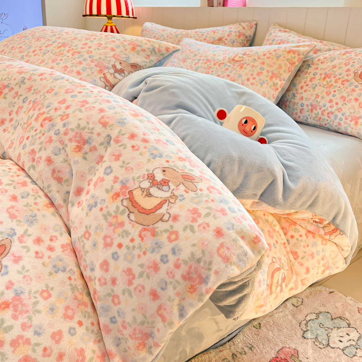 91家纺网 家纺一手货源 找家纺 佳汐蓝家纺 2025新款190克高克重牛奶绒印花四件套 兔兔花田+天空蓝