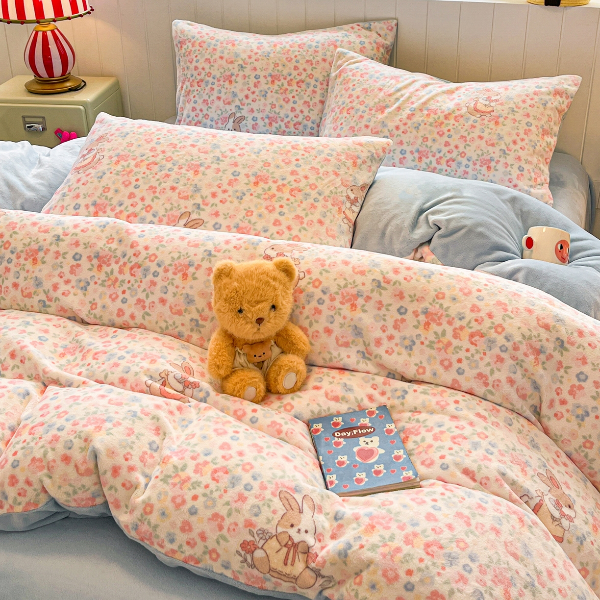 91家纺网 家纺一手货源 找家纺 佳汐蓝家纺 2025新款190克高克重牛奶绒印花四件套 兔兔花田+天空蓝