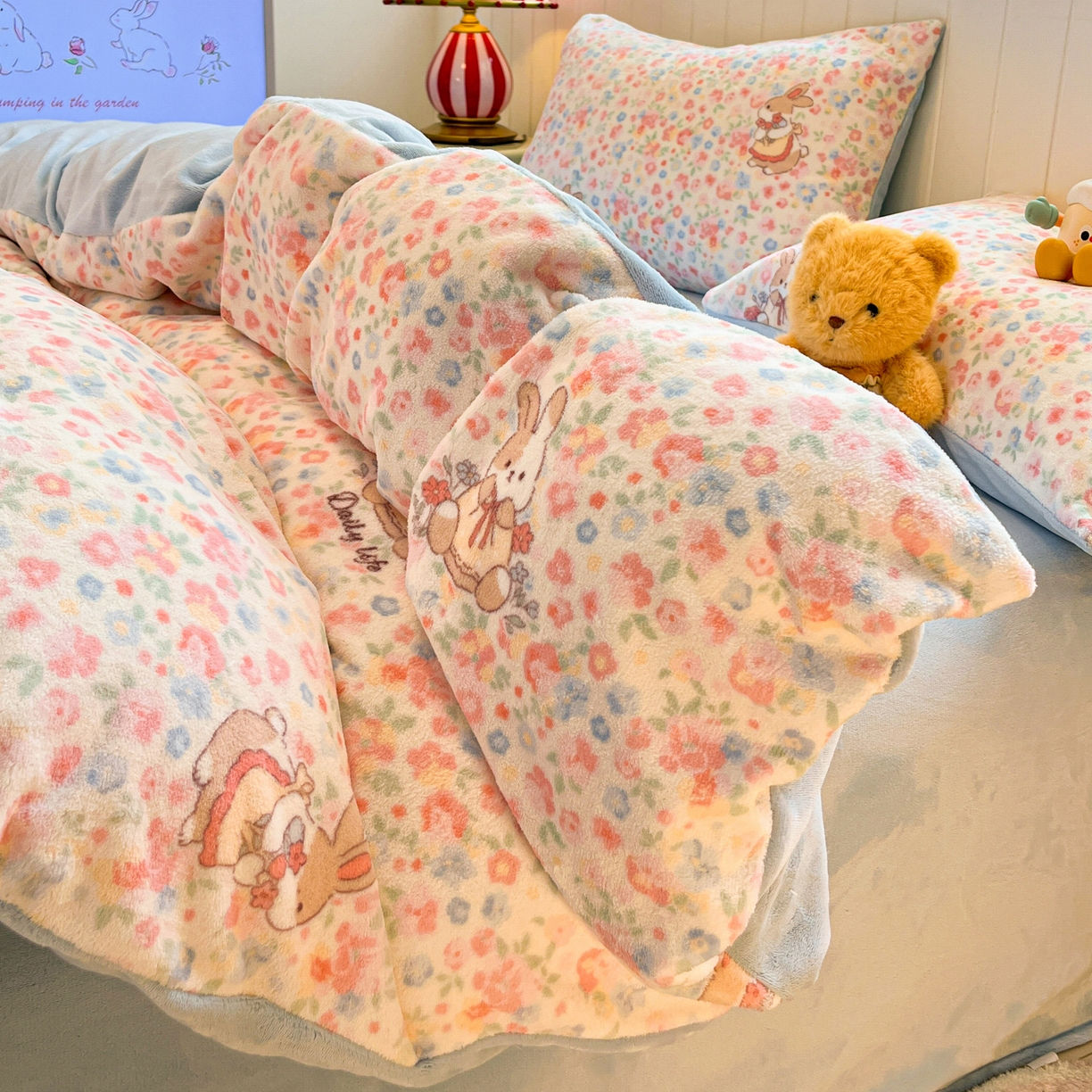 91家纺网 家纺一手货源 找家纺 佳汐蓝家纺 2025新款190克高克重牛奶绒印花四件套 兔兔花田+天空蓝