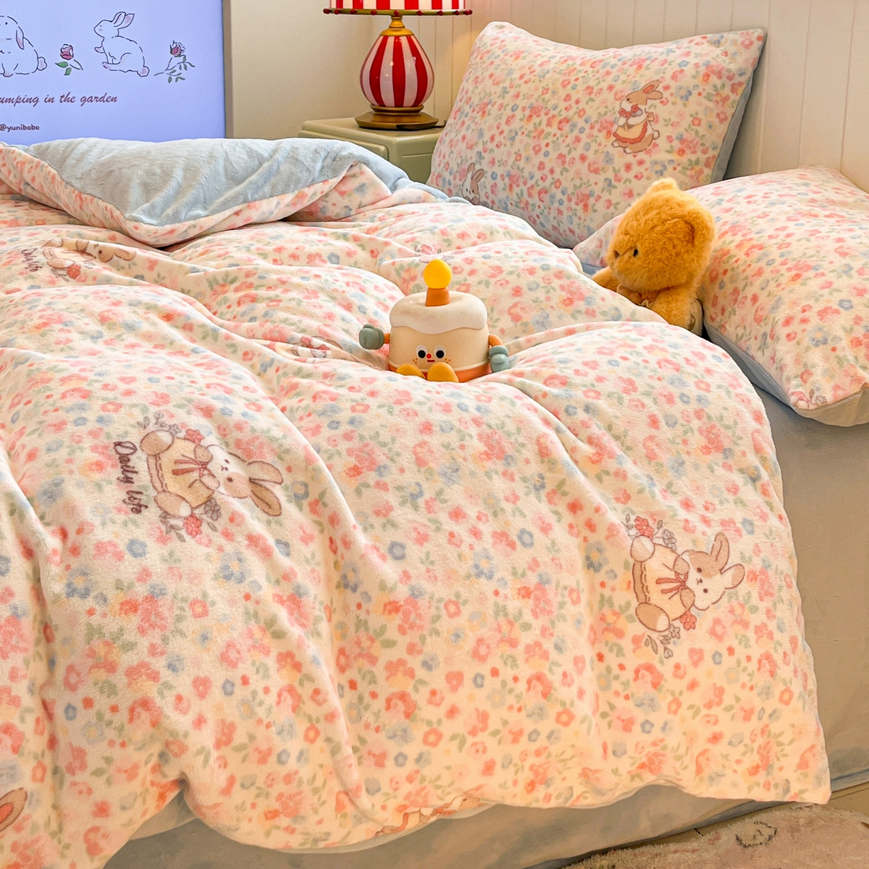 91家纺网 家纺一手货源 找家纺 佳汐蓝家纺 2025新款190克高克重牛奶绒印花四件套 兔兔花田+天空蓝