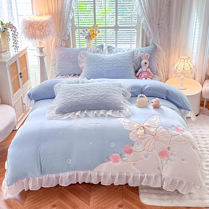 91家纺网 家纺一手货源 找家纺 （总）绒棉世家 2025秋冬新款A类加厚牛奶绒花边床盖款床裙四件套-浪漫蝴蝶结