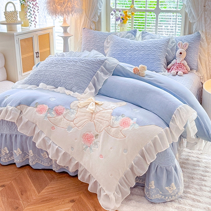 91家纺网 家纺一手货源 找家纺 （总）绒棉世家 2025秋冬新款A类加厚牛奶绒花边床盖款床裙四件套-浪漫蝴蝶结