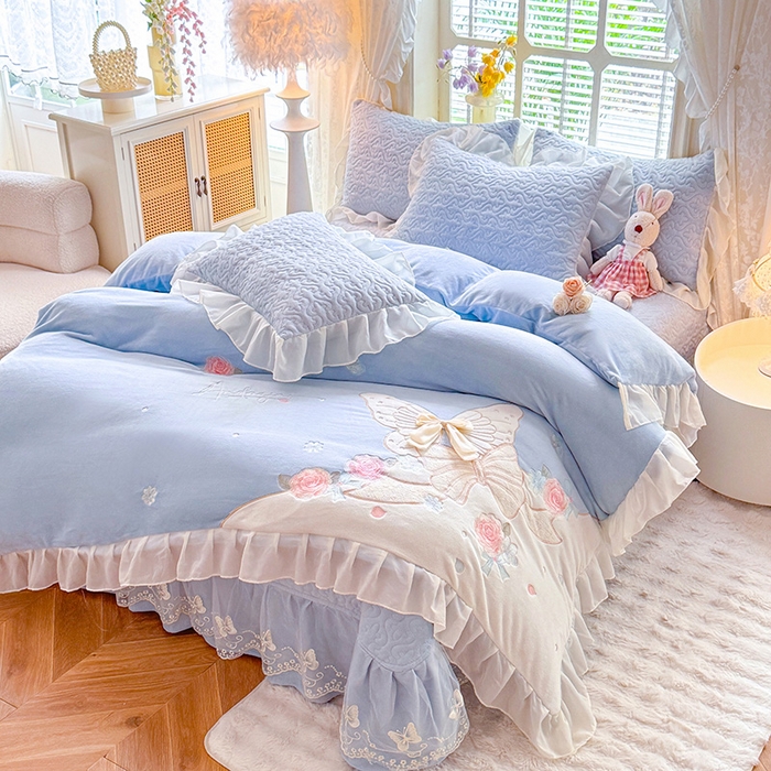 91家纺网 家纺一手货源 找家纺 （总）绒棉世家 2025秋冬新款A类加厚牛奶绒花边床盖款床裙四件套-浪漫蝴蝶结