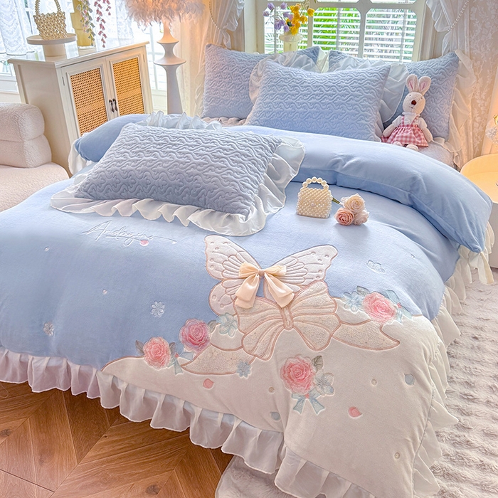 91家纺网 家纺一手货源 找家纺 （总）绒棉世家 2025秋冬新款A类加厚牛奶绒花边床盖款床裙四件套-浪漫蝴蝶结