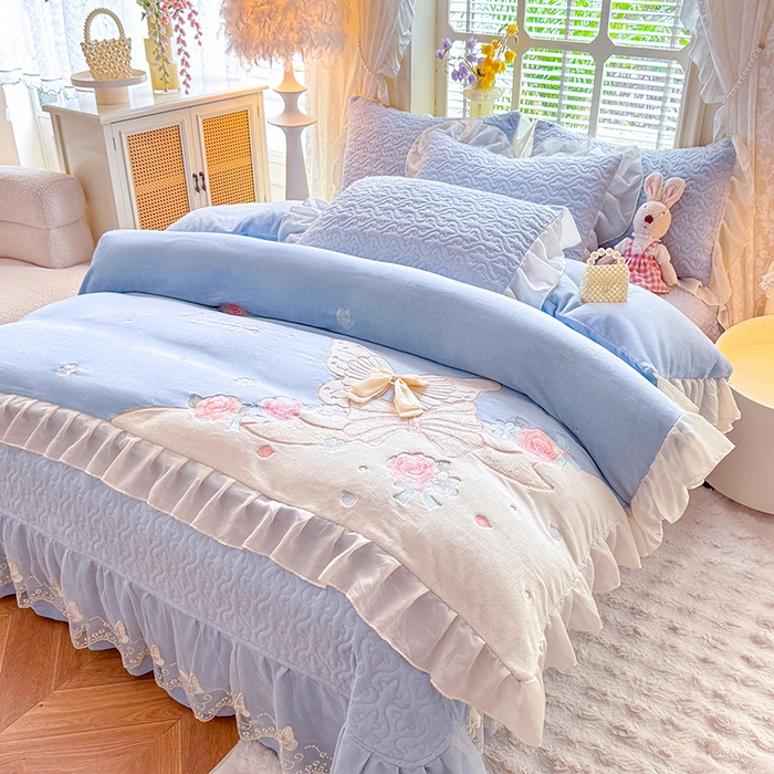 91家纺网 家纺一手货源 找家纺 （总）绒棉世家 2025秋冬新款A类加厚牛奶绒花边床盖款床裙四件套-浪漫蝴蝶结