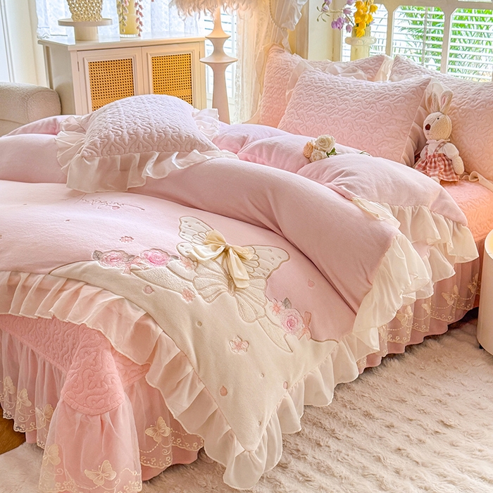 91家纺网 家纺一手货源 找家纺 （总）绒棉世家 2025秋冬新款A类加厚牛奶绒花边床盖款床裙四件套-浪漫蝴蝶结