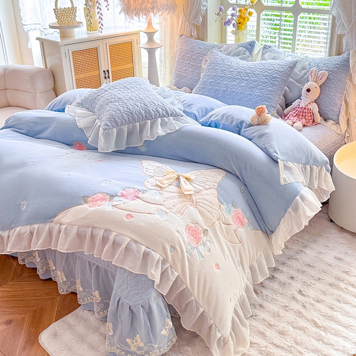 91家纺网 家纺一手货源 找家纺 绒棉世家 2025秋冬新款A类加厚牛奶绒花边床盖款床裙四件套-浪漫蝴蝶结 浪漫蝴蝶结-蓝
