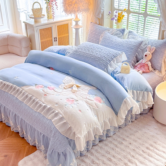 91家纺网 家纺一手货源 找家纺 绒棉世家 2025秋冬新款A类加厚牛奶绒花边床盖款床裙四件套-浪漫蝴蝶结 浪漫蝴蝶结-蓝