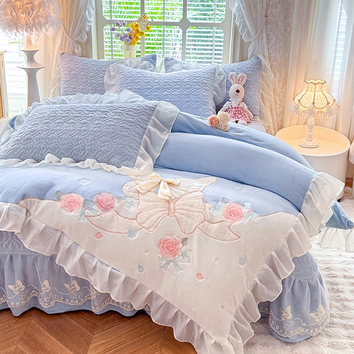 91家纺网 家纺一手货源 找家纺 绒棉世家 2025秋冬新款A类加厚牛奶绒花边床盖款床裙四件套-浪漫蝴蝶结 浪漫蝴蝶结-蓝