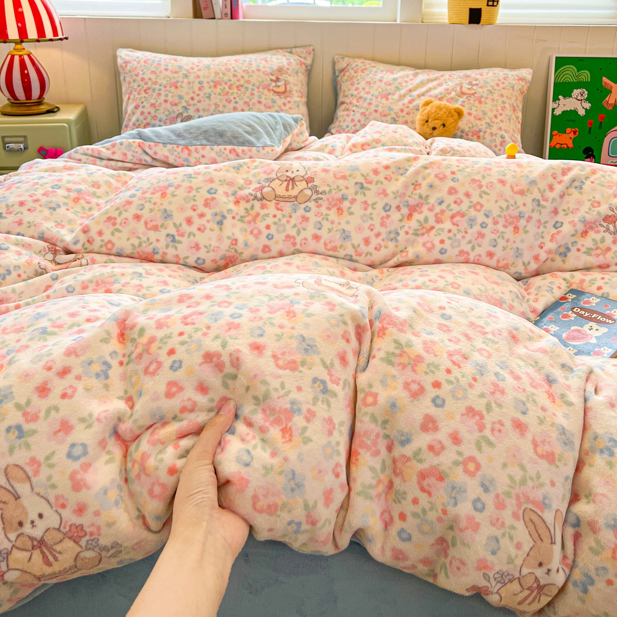 91家纺网 家纺一手货源 找家纺 佳汐蓝家纺 2025新款190克高克重牛奶绒印花四件套 兔兔花田+天空蓝