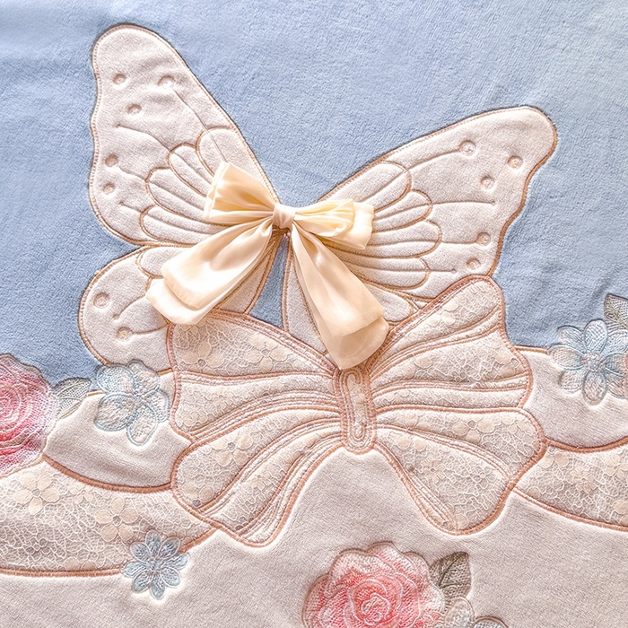 91家纺网 家纺一手货源 找家纺 绒棉世家 2025秋冬新款A类加厚牛奶绒花边床盖款床裙四件套-浪漫蝴蝶结 浪漫蝴蝶结-蓝