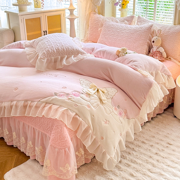 91家纺网 家纺一手货源 找家纺 绒棉世家 2025秋冬新款A类加厚牛奶绒花边床盖款床裙四件套-浪漫蝴蝶结 浪漫蝴蝶结-粉