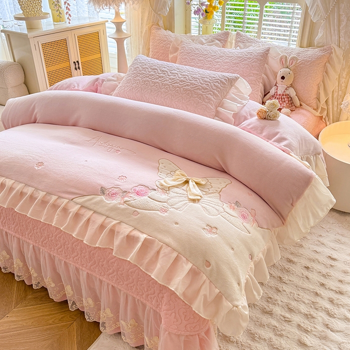 91家纺网 家纺一手货源 找家纺 绒棉世家 2025秋冬新款A类加厚牛奶绒花边床盖款床裙四件套-浪漫蝴蝶结 浪漫蝴蝶结-粉
