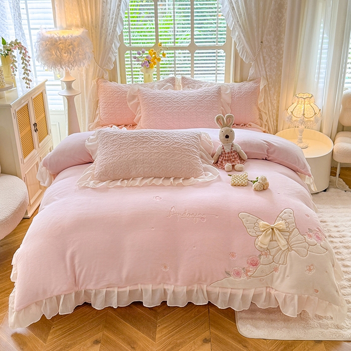 91家纺网 家纺一手货源 找家纺 绒棉世家 2025秋冬新款A类加厚牛奶绒花边床盖款床裙四件套-浪漫蝴蝶结 浪漫蝴蝶结-粉