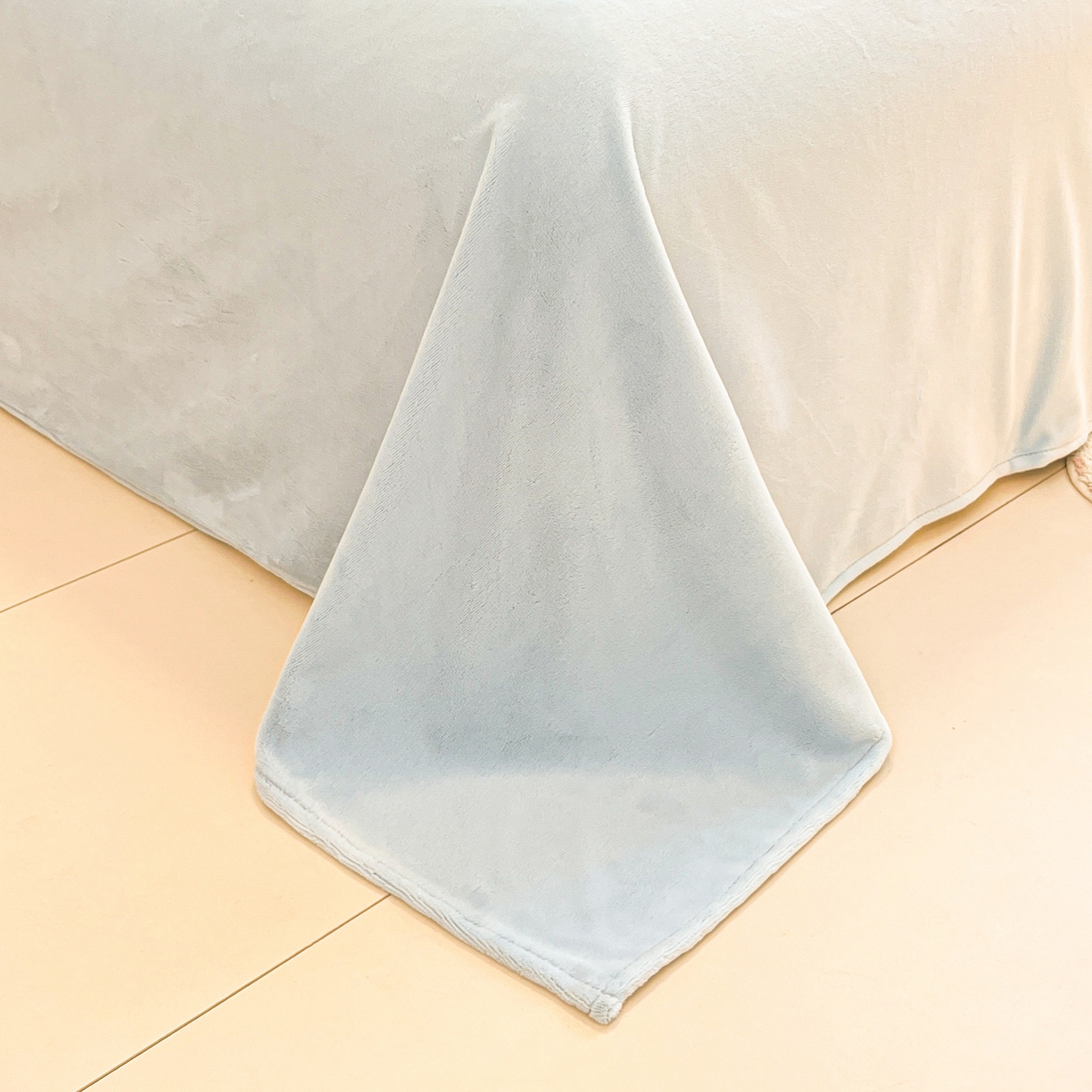 91家纺网 家纺一手货源 找家纺 佳汐蓝家纺 2025新款190克高克重牛奶绒印花四件套 兔兔花田+天空蓝