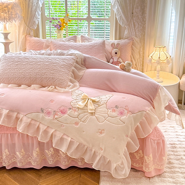 91家纺网 家纺一手货源 找家纺 绒棉世家 2025秋冬新款A类加厚牛奶绒花边床盖款床裙四件套-浪漫蝴蝶结 浪漫蝴蝶结-粉