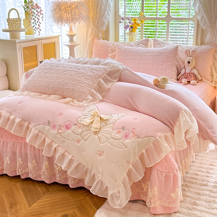 91家纺网 家纺一手货源 找家纺 绒棉世家 2025秋冬新款A类加厚牛奶绒花边床盖款床裙四件套-浪漫蝴蝶结 浪漫蝴蝶结-粉