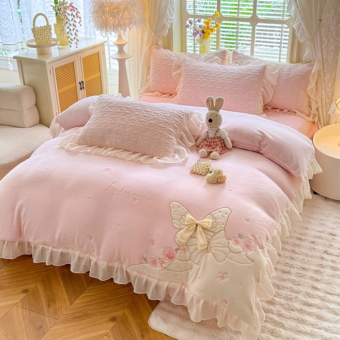 91家纺网 家纺一手货源 找家纺 绒棉世家 2025秋冬新款A类加厚牛奶绒花边床盖款床裙四件套-浪漫蝴蝶结 浪漫蝴蝶结-粉