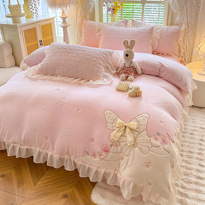 91家纺网 家纺一手货源 找家纺 绒棉世家 2025秋冬新款A类加厚牛奶绒花边床盖款床裙四件套-浪漫蝴蝶结 浪漫蝴蝶结-粉