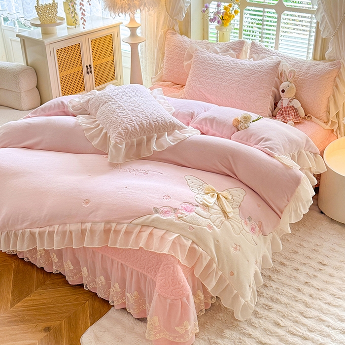 91家纺网 家纺一手货源 找家纺 绒棉世家 2025秋冬新款A类加厚牛奶绒花边床盖款床裙四件套-浪漫蝴蝶结 浪漫蝴蝶结-粉