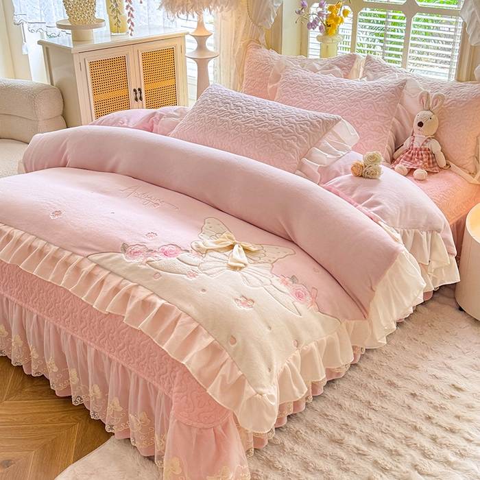 91家纺网 家纺一手货源 找家纺 绒棉世家 2025秋冬新款A类加厚牛奶绒花边床盖款床裙四件套-浪漫蝴蝶结 浪漫蝴蝶结-粉
