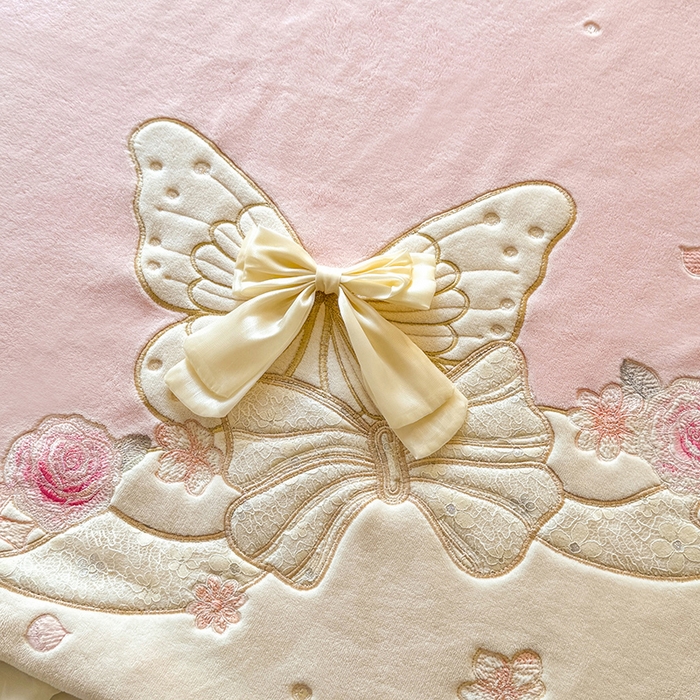 91家纺网 家纺一手货源 找家纺 绒棉世家 2025秋冬新款A类加厚牛奶绒花边床盖款床裙四件套-浪漫蝴蝶结 浪漫蝴蝶结-粉
