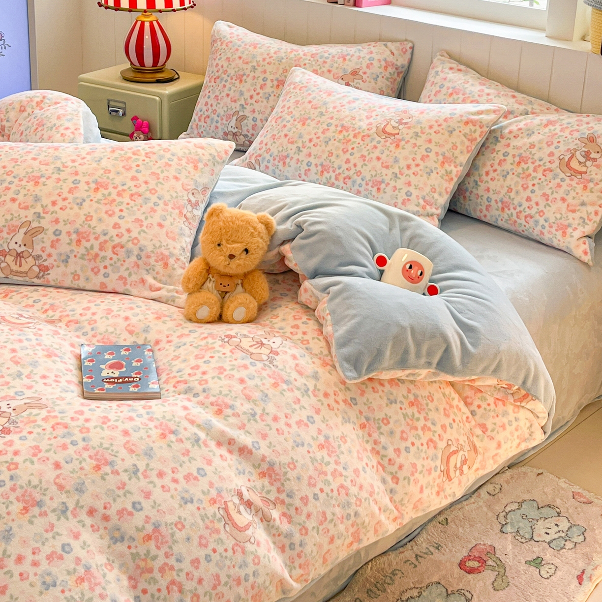 91家纺网 家纺一手货源 找家纺 佳汐蓝家纺 2025新款190克高克重牛奶绒印花四件套 兔兔花田+天空蓝