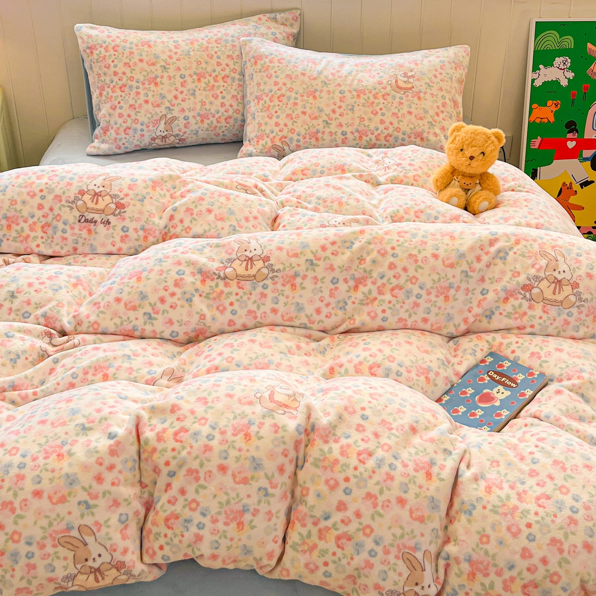 91家纺网 家纺一手货源 找家纺 佳汐蓝家纺 2025新款190克高克重牛奶绒印花四件套 兔兔花田+天空蓝