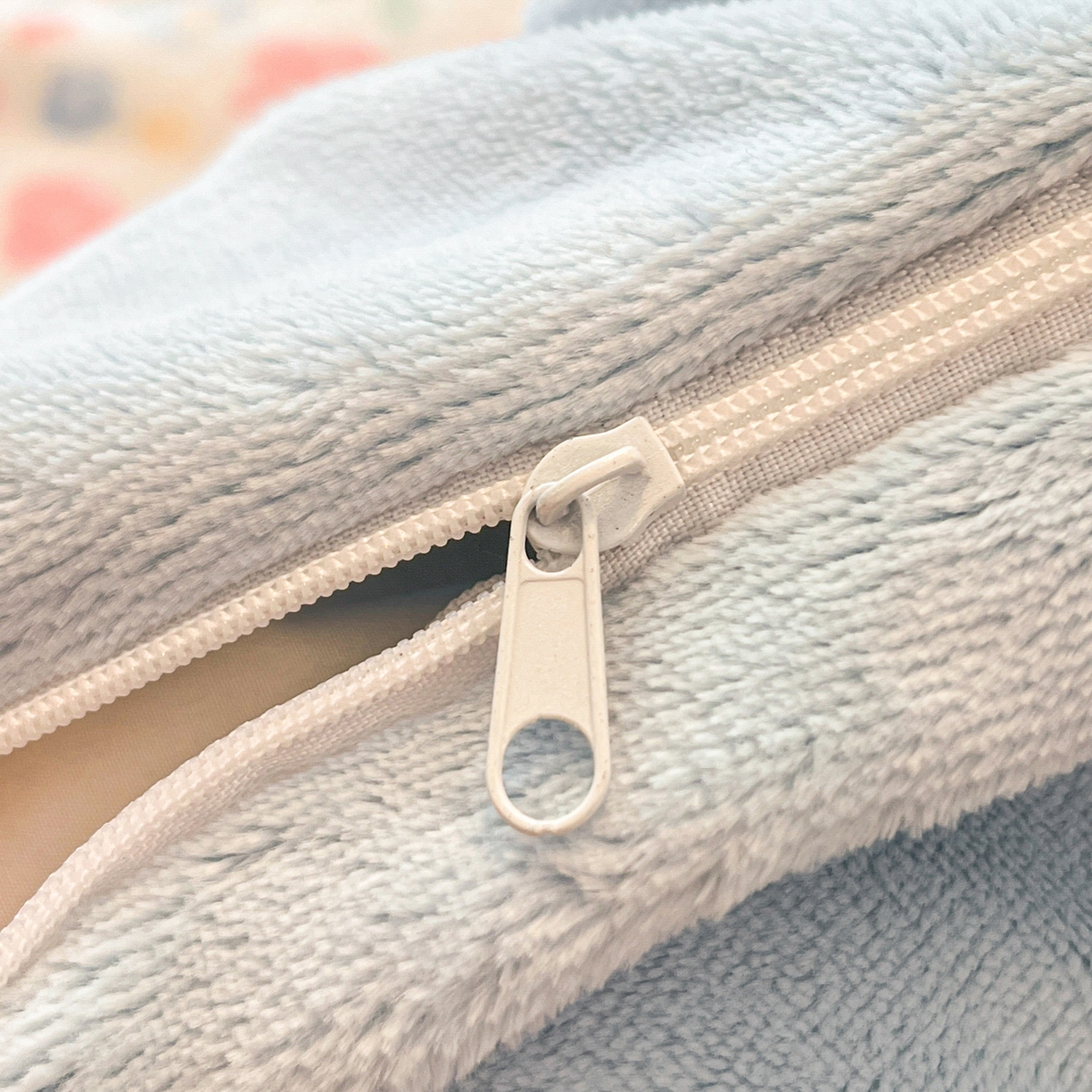 91家纺网 家纺一手货源 找家纺 佳汐蓝家纺 2025新款190克高克重牛奶绒印花四件套 兔兔花田+天空蓝