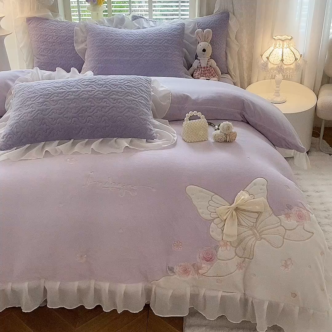 91家纺网 家纺一手货源 找家纺 绒棉世家 2025秋冬新款A类加厚牛奶绒花边床盖款床裙四件套-浪漫蝴蝶结 浪漫蝴蝶结-紫