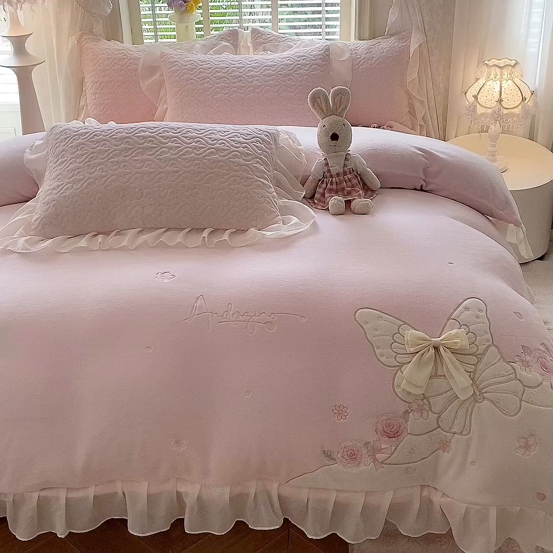 91家纺网 家纺一手货源 找家纺 绒棉世家 2025秋冬新款A类加厚牛奶绒花边床盖款床裙四件套-浪漫蝴蝶结 浪漫蝴蝶结-粉