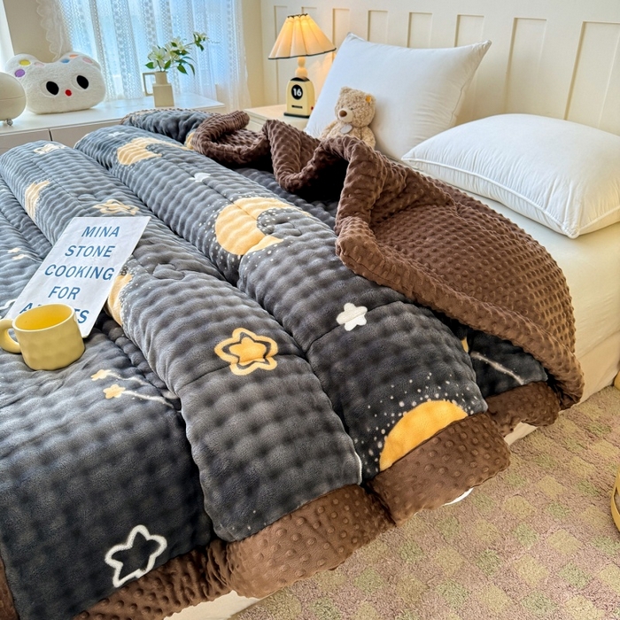 91家纺网 家纺一手货源 找家纺 宜梦家居 2025新款獭兔绒三层夹棉加厚豆豆棉被子被芯 星月