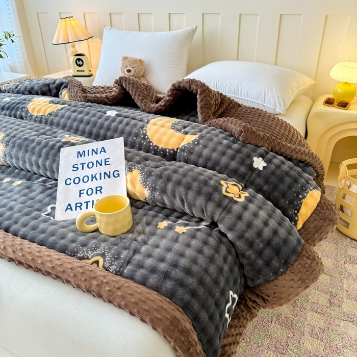 91家纺网 家纺一手货源 找家纺 宜梦家居 2025新款獭兔绒三层夹棉加厚豆豆棉被子被芯 星月