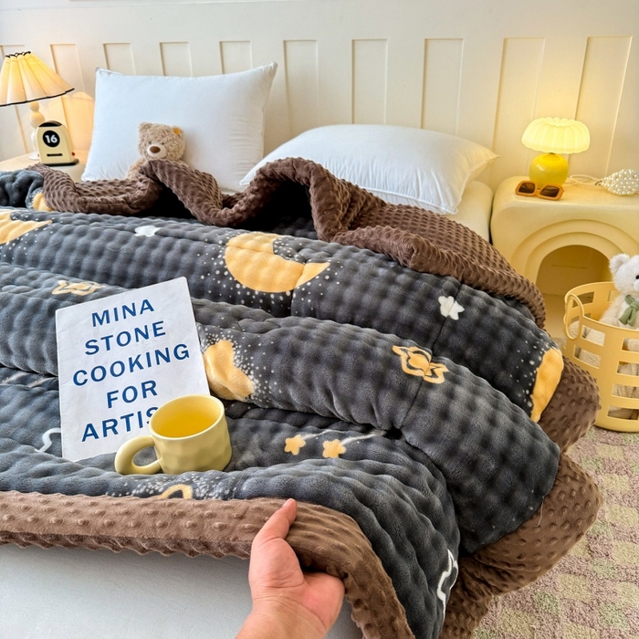 91家纺网 家纺一手货源 找家纺 宜梦家居 2025新款獭兔绒三层夹棉加厚豆豆棉被子被芯 星月