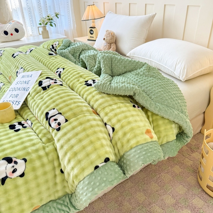 91家纺网 家纺一手货源 找家纺 宜梦家居 2025新款獭兔绒三层夹棉加厚豆豆棉被子被芯 熊猫