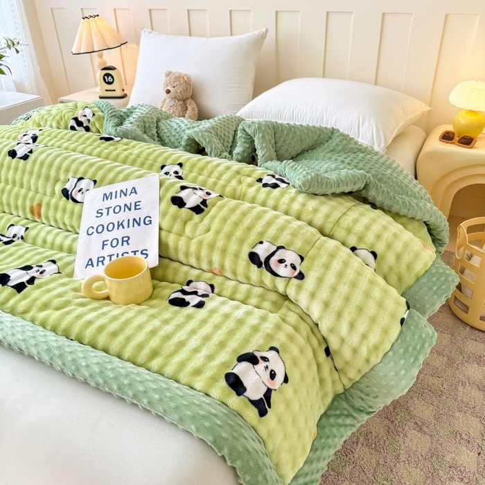 91家纺网 家纺一手货源 找家纺 宜梦家居 2025新款獭兔绒三层夹棉加厚豆豆棉被子被芯 熊猫