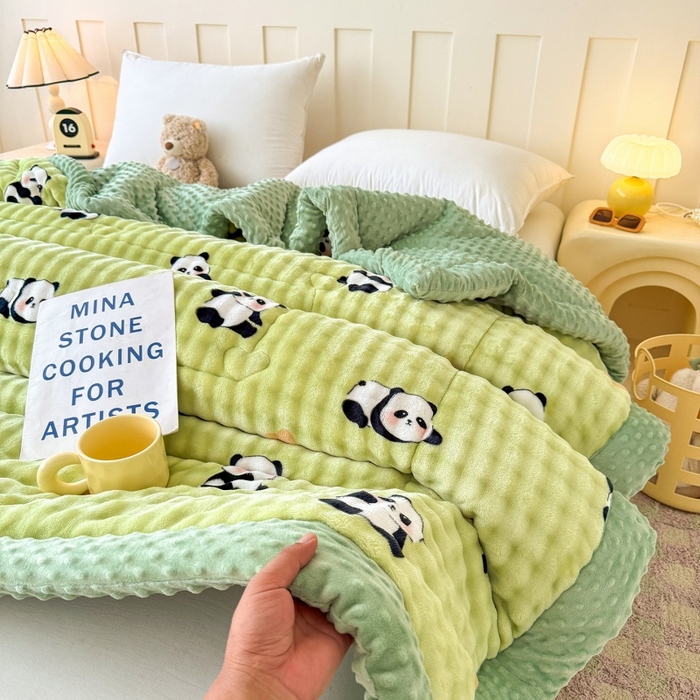 91家纺网 家纺一手货源 找家纺 宜梦家居 2025新款獭兔绒三层夹棉加厚豆豆棉被子被芯 熊猫