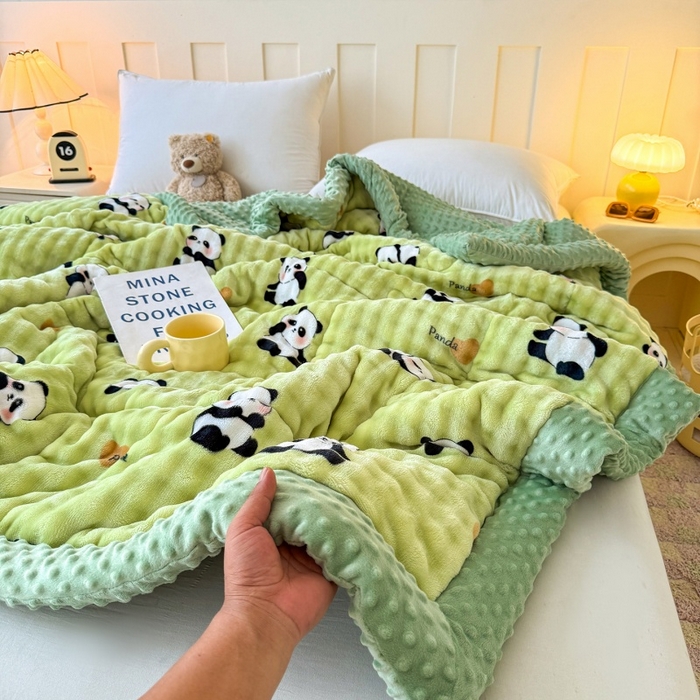 91家纺网 家纺一手货源 找家纺 宜梦家居 2025新款獭兔绒三层夹棉加厚豆豆棉被子被芯 熊猫