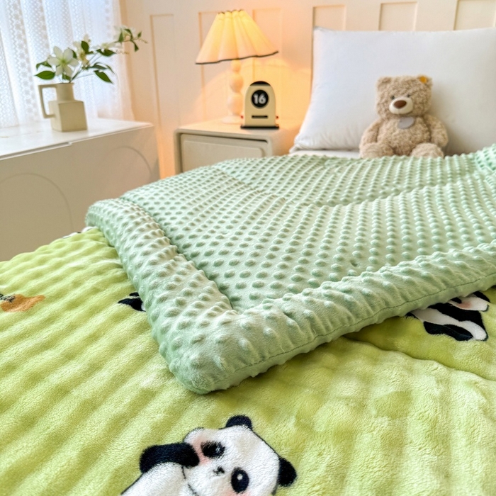 91家纺网 家纺一手货源 找家纺 宜梦家居 2025新款獭兔绒三层夹棉加厚豆豆棉被子被芯 熊猫