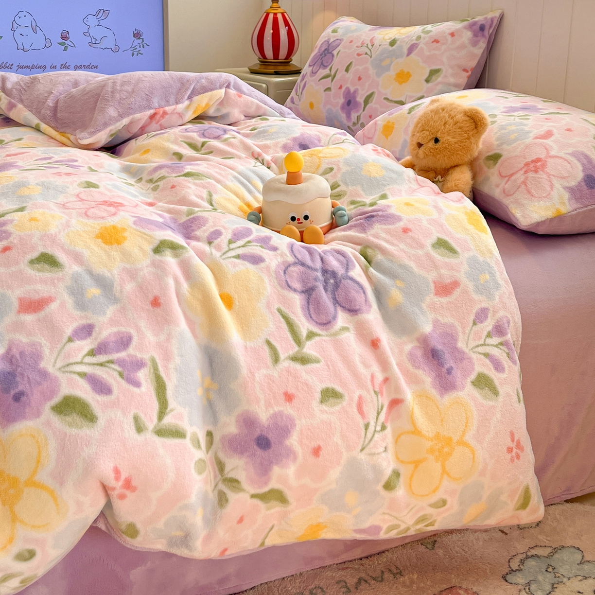 91家纺网 家纺一手货源 找家纺 佳汐蓝家纺 2025新款190克高克重牛奶绒印花四件套 小花絮语+丁香紫