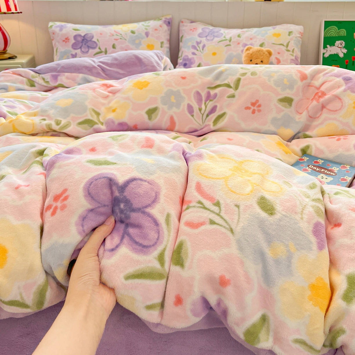 91家纺网 家纺一手货源 找家纺 佳汐蓝家纺 2025新款190克高克重牛奶绒印花四件套 小花絮语+丁香紫