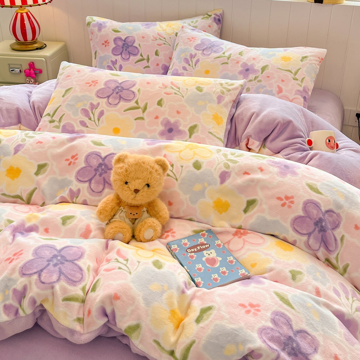 91家纺网 家纺一手货源 找家纺 佳汐蓝家纺 2025新款190克高克重牛奶绒印花四件套 小花絮语+丁香紫